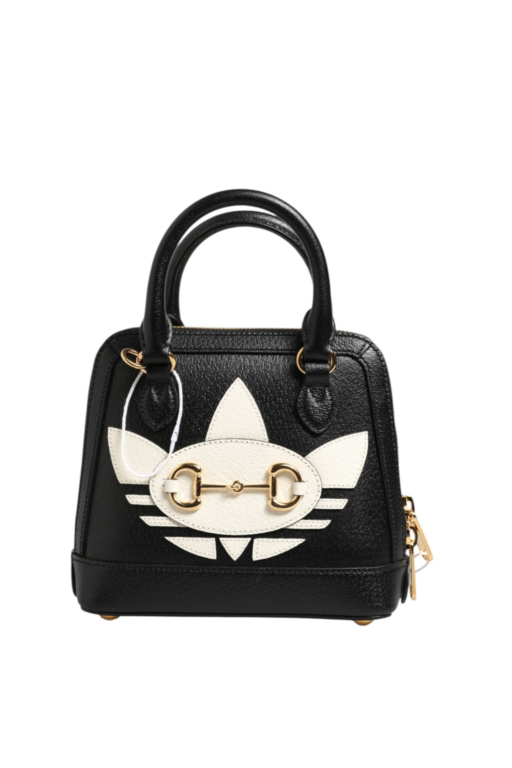 Mini sac Gucci x Adidas Horsebit 1955 avec logo, en cuir noir et détails dorés, porté avec bandoulière réglable.