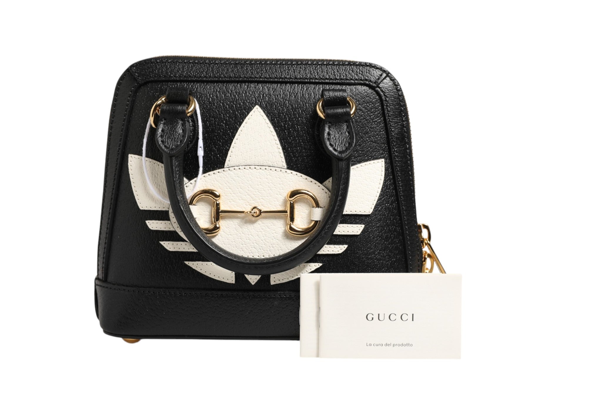 Mini sac Horsebit 1955 Gucci x Adidas, en cuir noir avec logo et détails métalliques, vue de face.