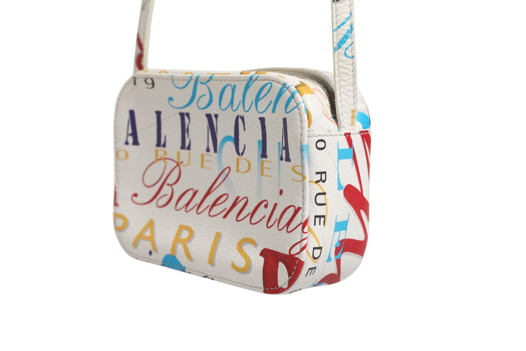 Sac à main Balenciaga Mini City en cuir blanc avec impression graffiti, style élégant et moderne.