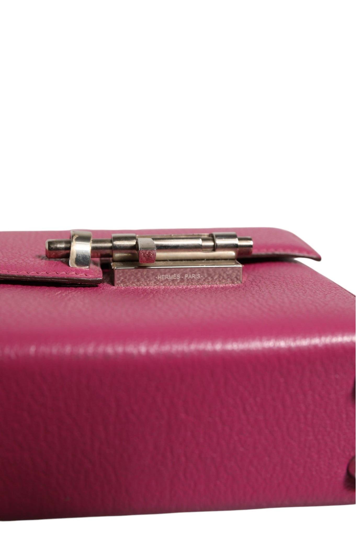 Sac à main Hermès Mini Verrou Chaine en chèvre Mysore Magnolia avec chaîne en métal, détail élégant et finition raffinée.