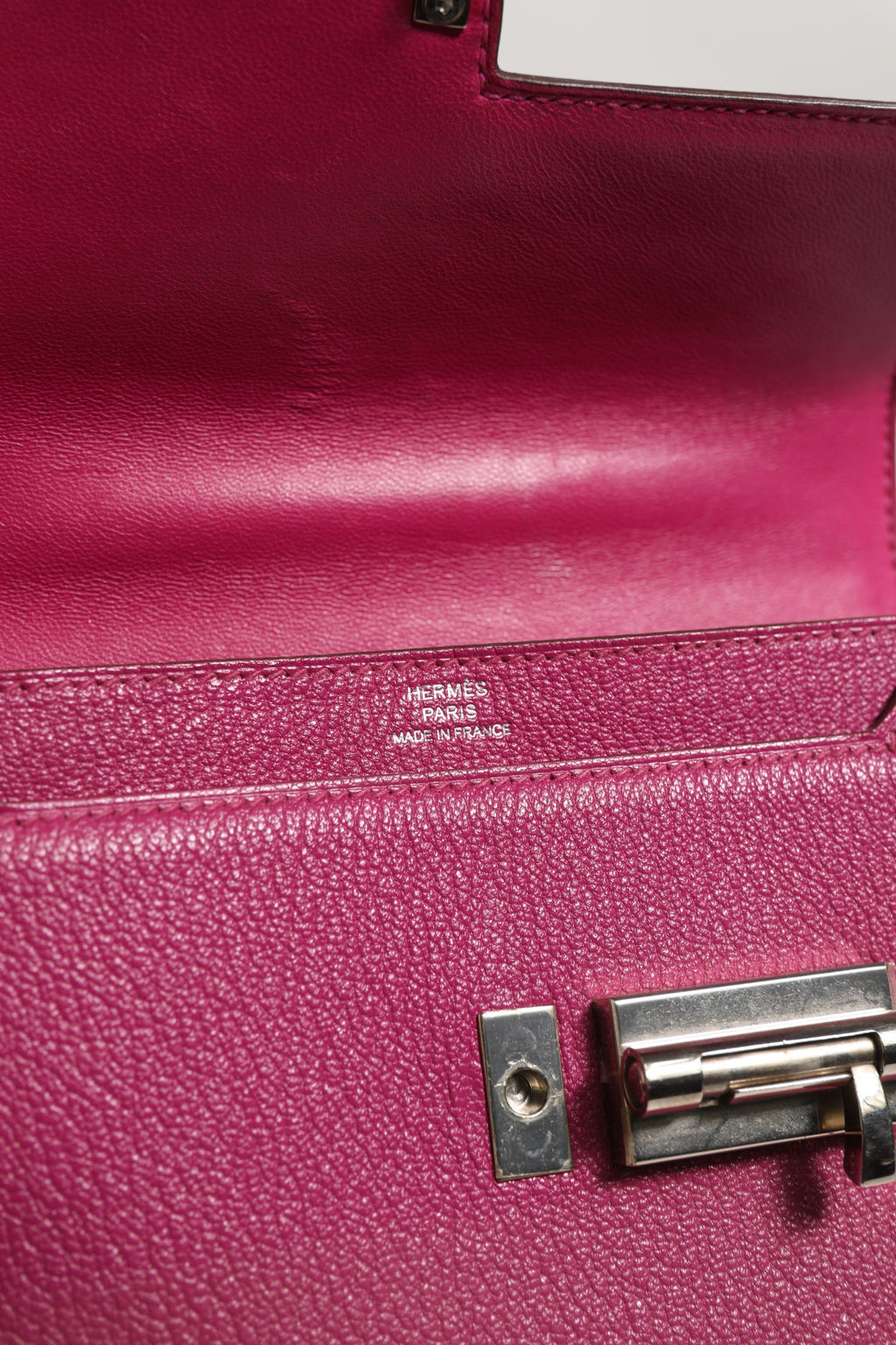 Sac Hermès Mini Verrou Chaine en chèvre Mysore Magnolia avec chaîne dorée, vue de face, élégance et luxe.
