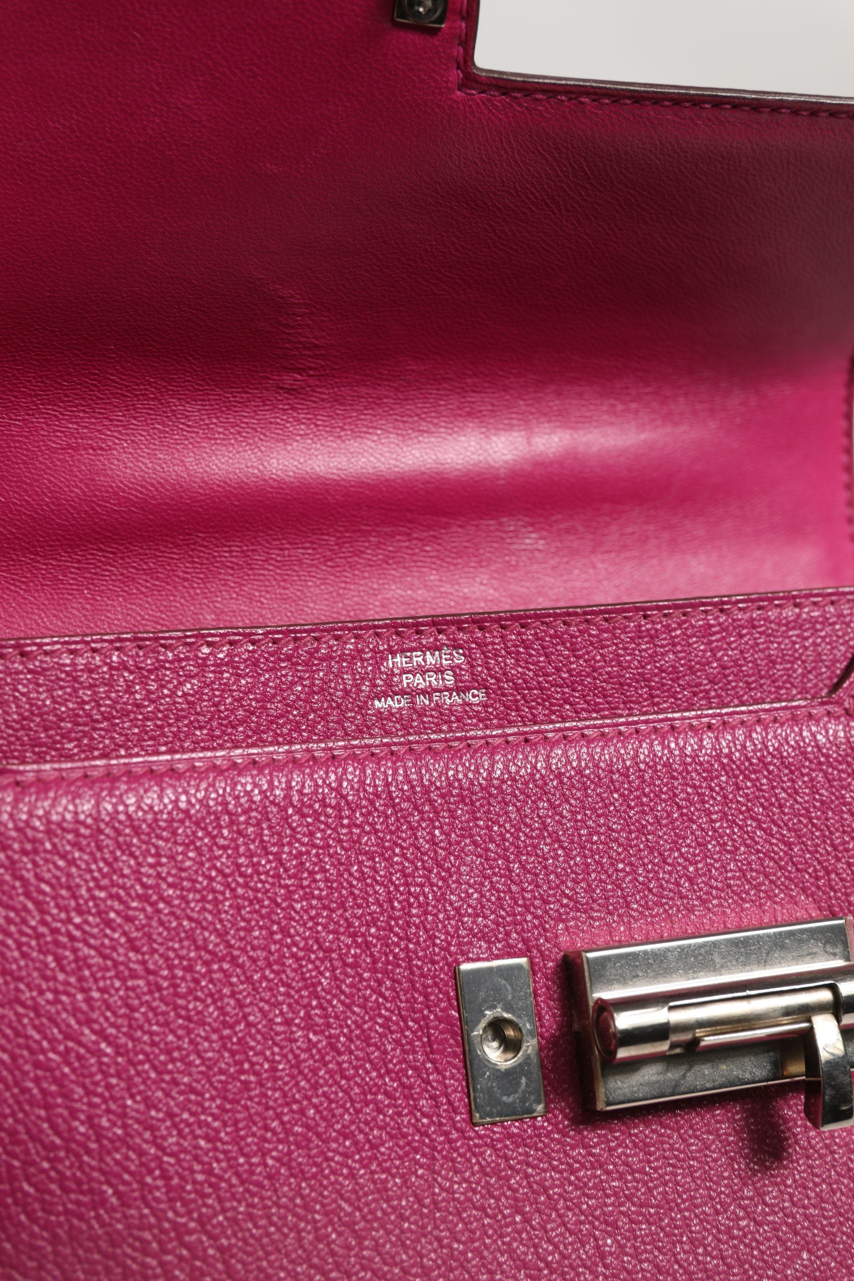 Sac Hermès Mini Verrou Chaine en chèvre Mysore Magnolia avec chaîne dorée, vue de face, élégance et luxe.