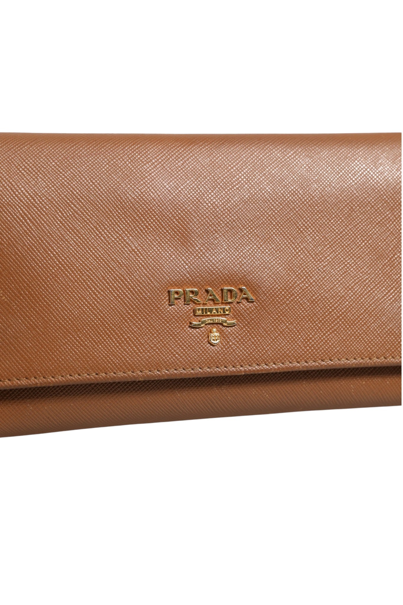 Sangle de portefeuille Prada marron et dorée, en cuir avec détails métalliques, pour sac à main élégant.