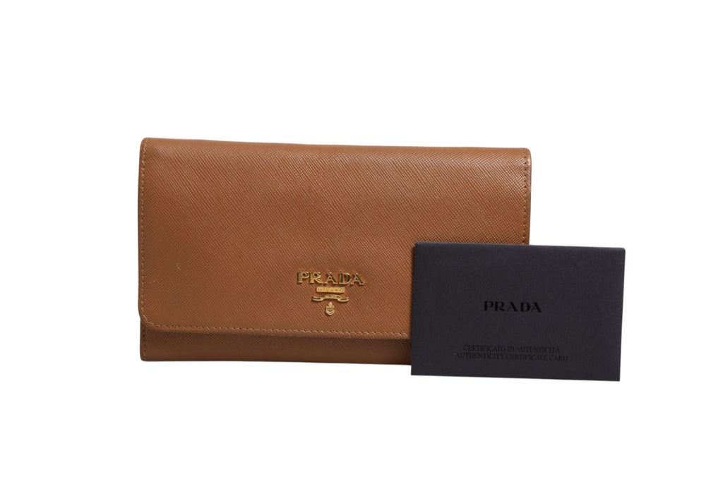 Sangle de portefeuille Prada en cuir brun et doré, avec détails métalliques élégants, pour sac à main ou portefeuille.