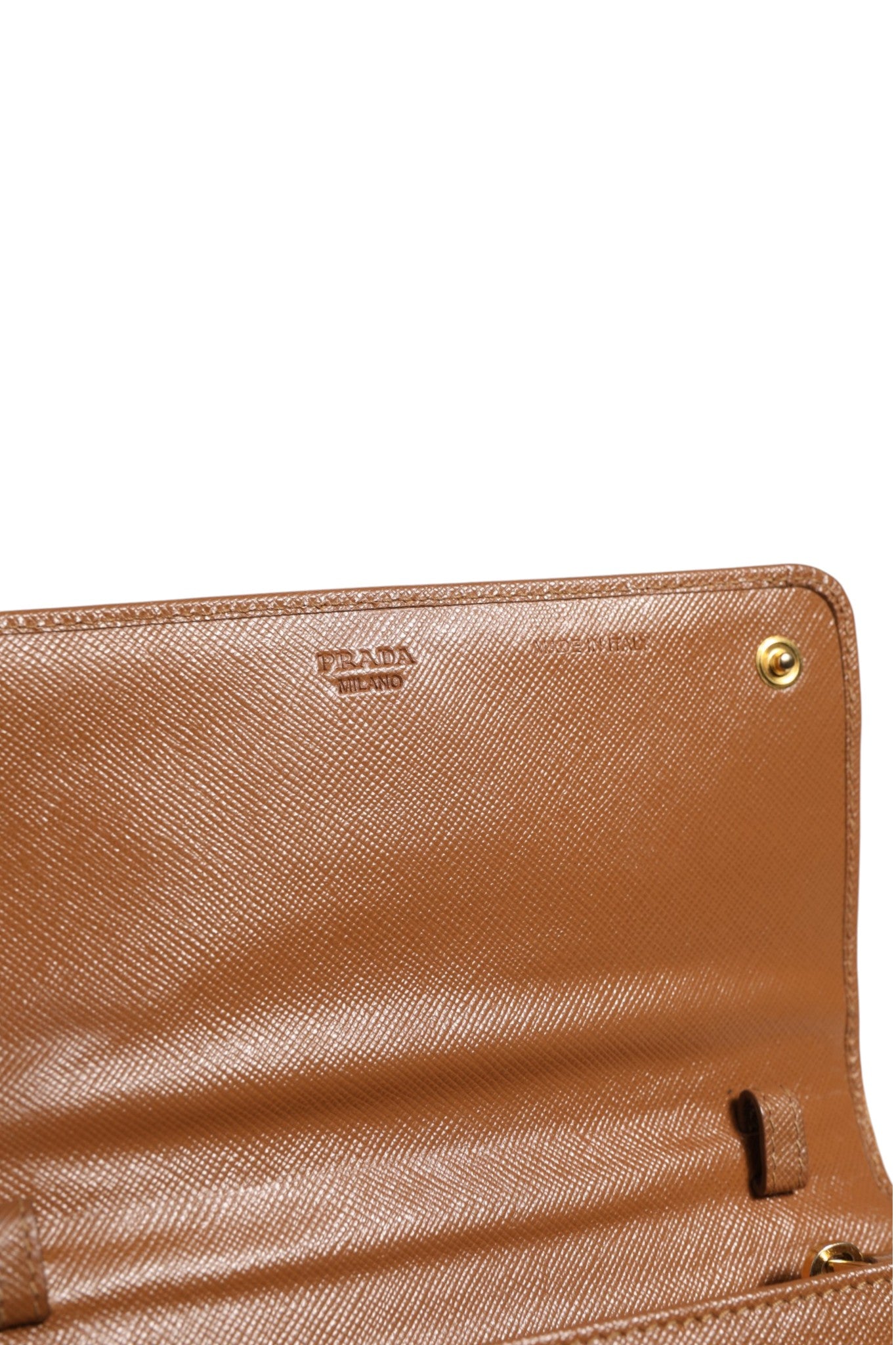 Sangle de portefeuille Prada marron et or, en cuir, avec détails métalliques dorés, pour sac à main ou portefeuille.