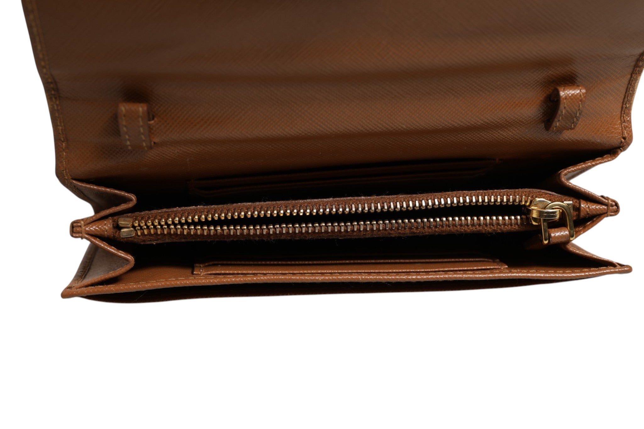 Lanière de portefeuille Prada marron et or avec détails en métal, adaptée pour sac à main.