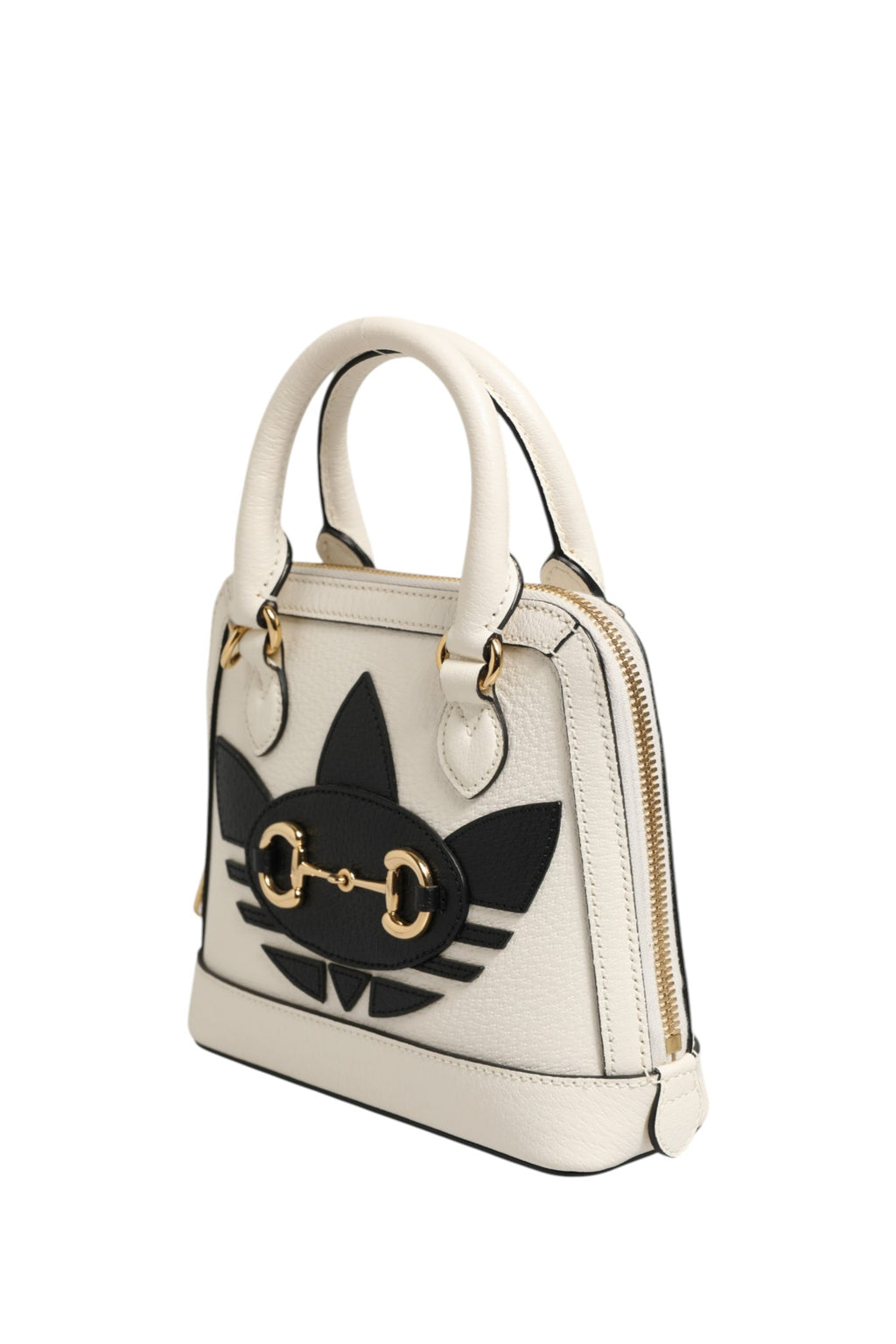 Mini sac Gucci x Adidas Horsebit 1955 avec logo, en cuir noir avec détails dorés, porté en main.