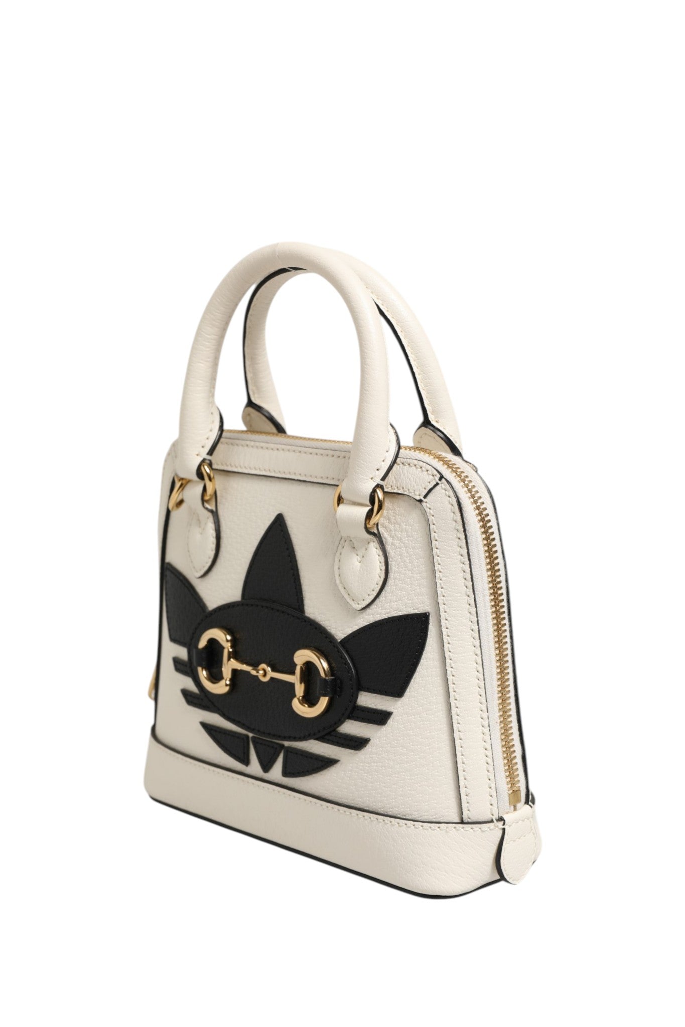 Mini sac Gucci x Adidas Horsebit 1955 avec logo, en cuir noir avec détails dorés, porté en main.