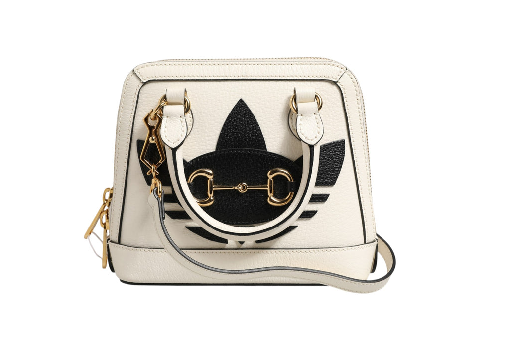 Mini sac Gucci x Adidas Horsebit 1955 avec logo, en cuir noir, avec bandoulière et détails métalliques, vue rapprochée.