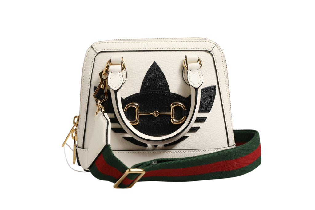 Mini sac Gucci x Adidas Horsebit 1955, design élégant en cuir avec logo Gucci et détails Horsebit, porté dans un style moderne.