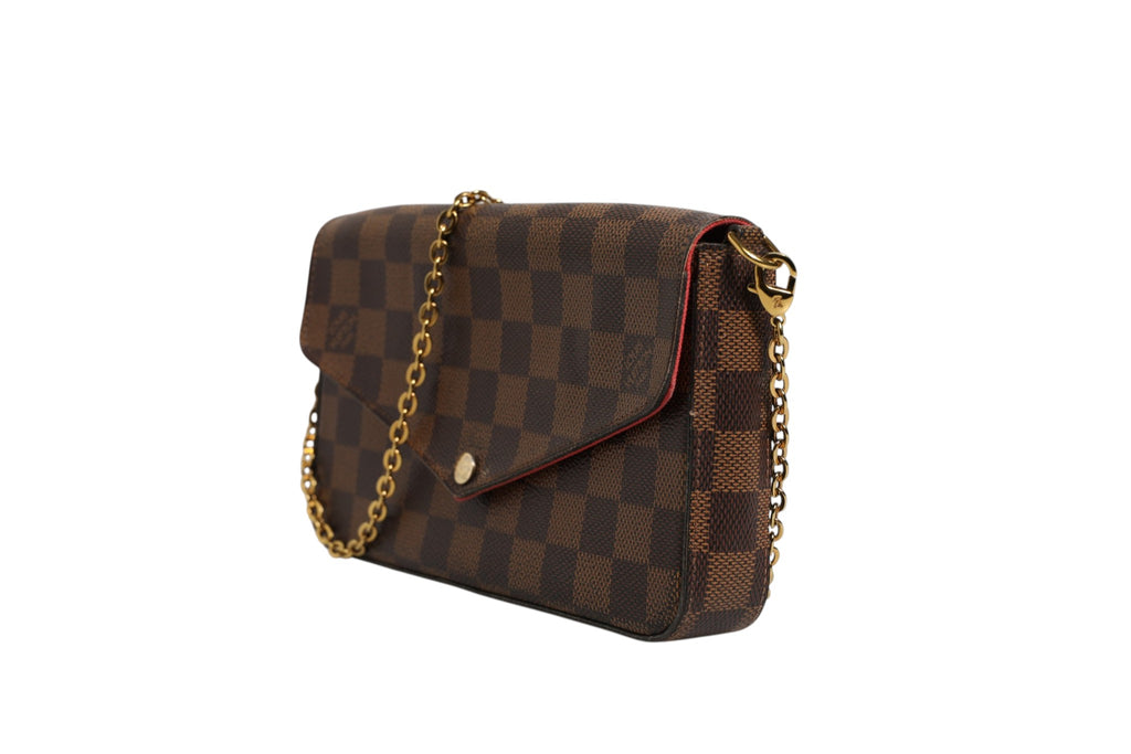 Pochette Felice chaîne en Damier Ebene de Louis Vuitton, portefeuille compact en cuir avec motif damier et chaîne métallique.