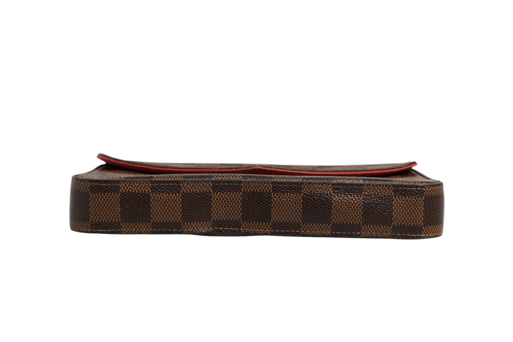 Pochette Felice Louis Vuitton Damier Ebene avec chaîne, portefeuille en toile à motif damier brun et zips visibles.