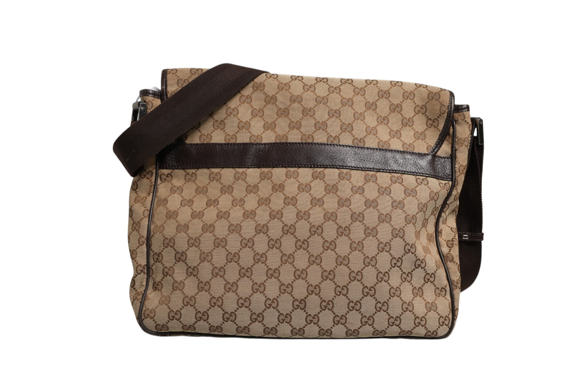 Sac à messenger Gucci GG en toile avec rabat, design élégant et logo emblématique, idéal pour un style sophistiqué.