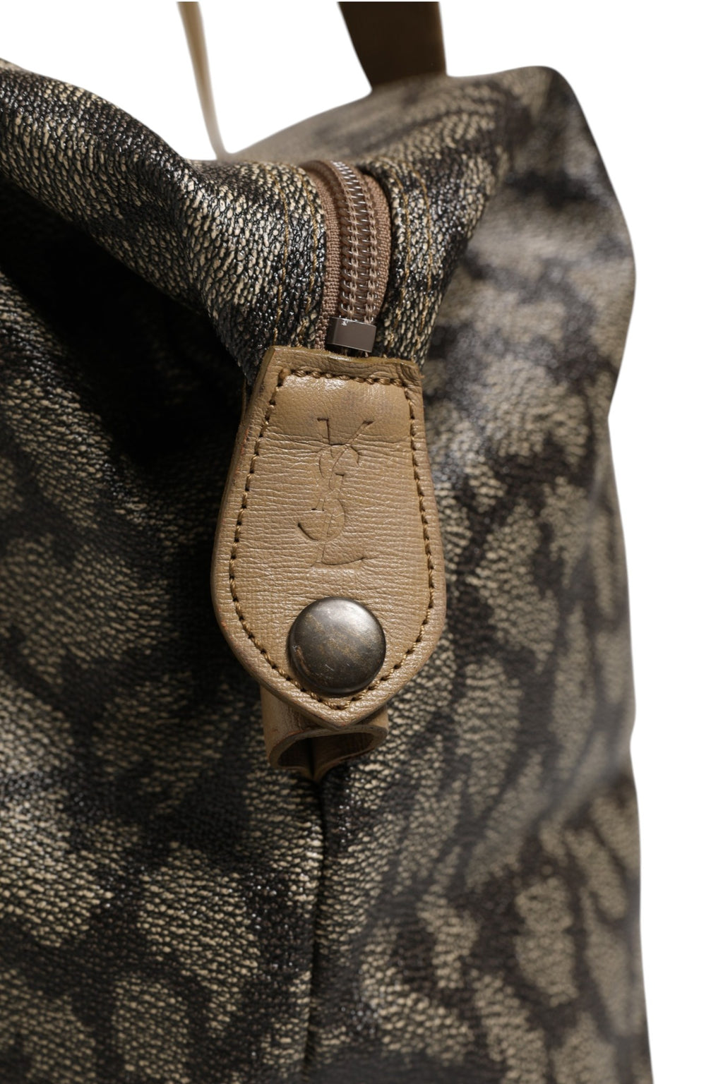 Sac de voyage en toile à motif vert et marron de Saint Laurent, sac duffel élégant et spacieux avec poignée et fermeture zippée.