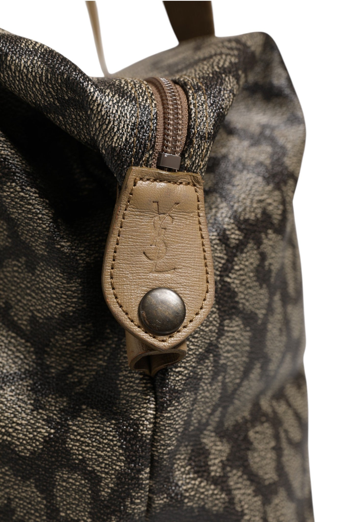 Sac de voyage en toile à motif vert et marron de Saint Laurent, sac duffel élégant et spacieux avec poignée et fermeture zippée.