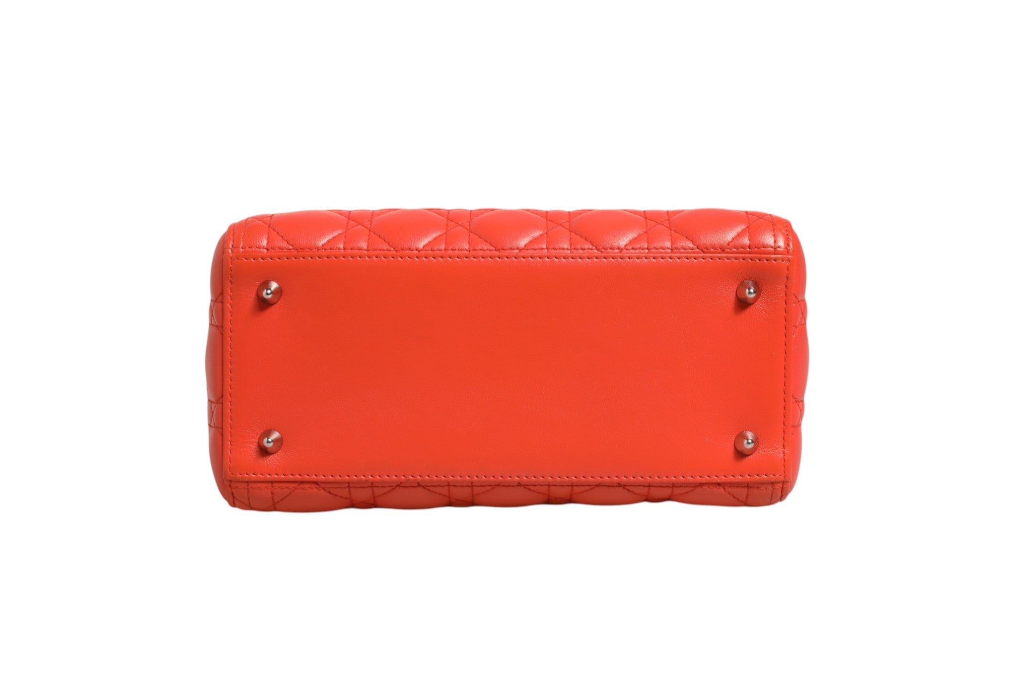 Sac à main Lady Dior en cuir d'agneau orange avec motif Cannage, signé Christian Dior, vue en détail.