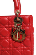 Sac à main Lady Dior en cuir cannage de Christian Dior, élégant et sophistiqué, avec poignées en cuir beige et détails en métal.