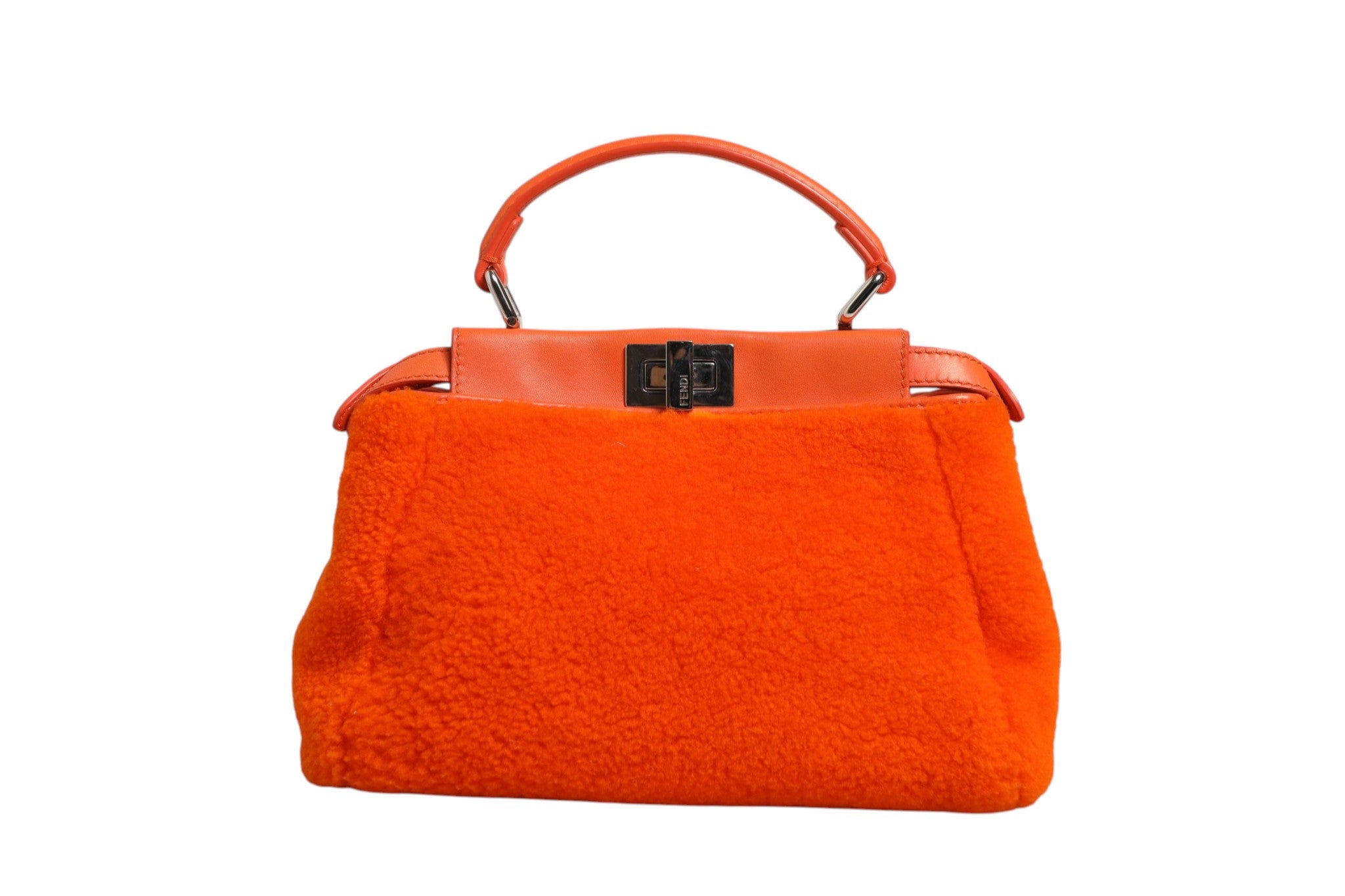 Sac Fendi orange en cuir et shearling mini Peekaboo à poignée, élégant et tendance, avec détails en texture chaleureuse.
