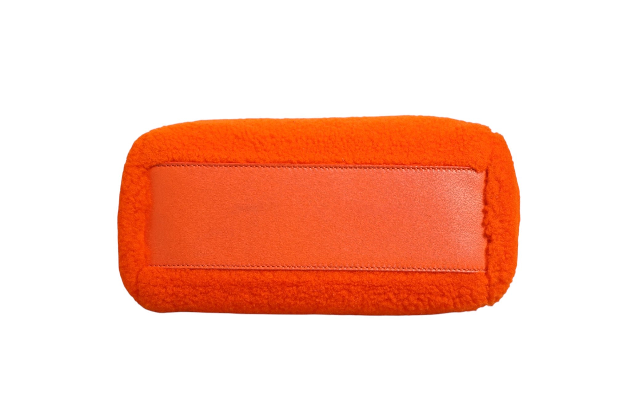 Sac à main Fendi Peekaboo mini en cuir orange et shearling, poignée en haut, élégant et stylé, visible en gros plan.