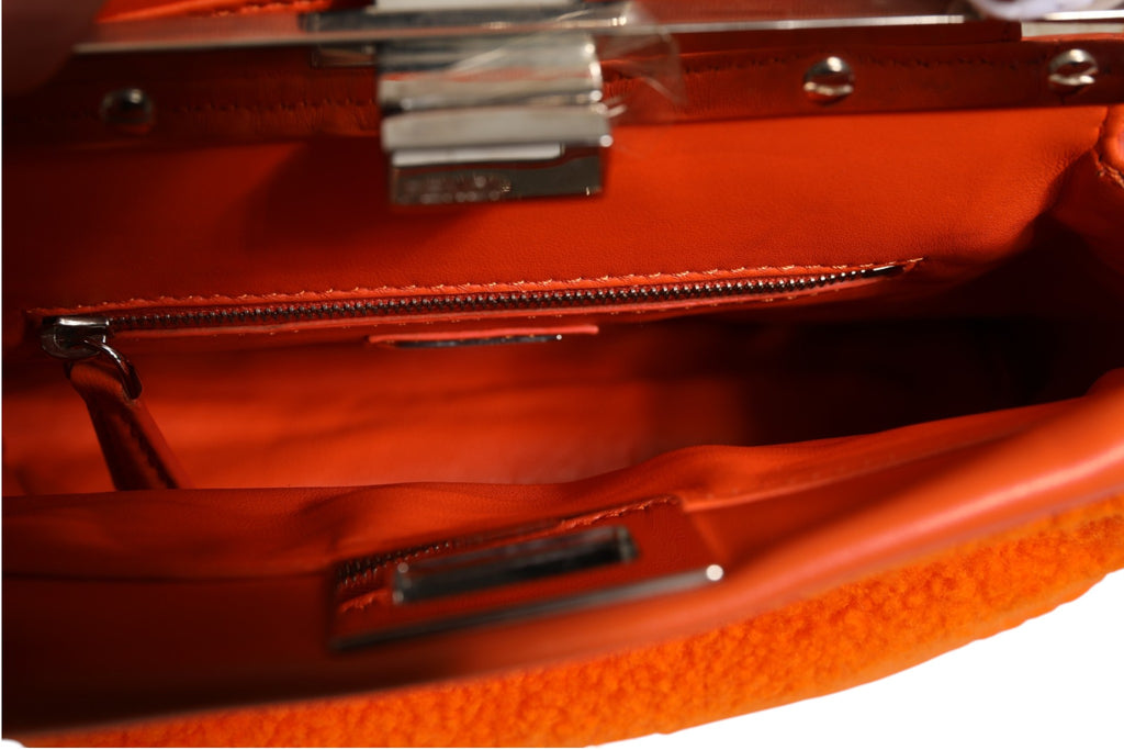 Sac à main Fendi Peekaboo mini en cuir orange et shearling, avec poignée supérieure et design élégant.