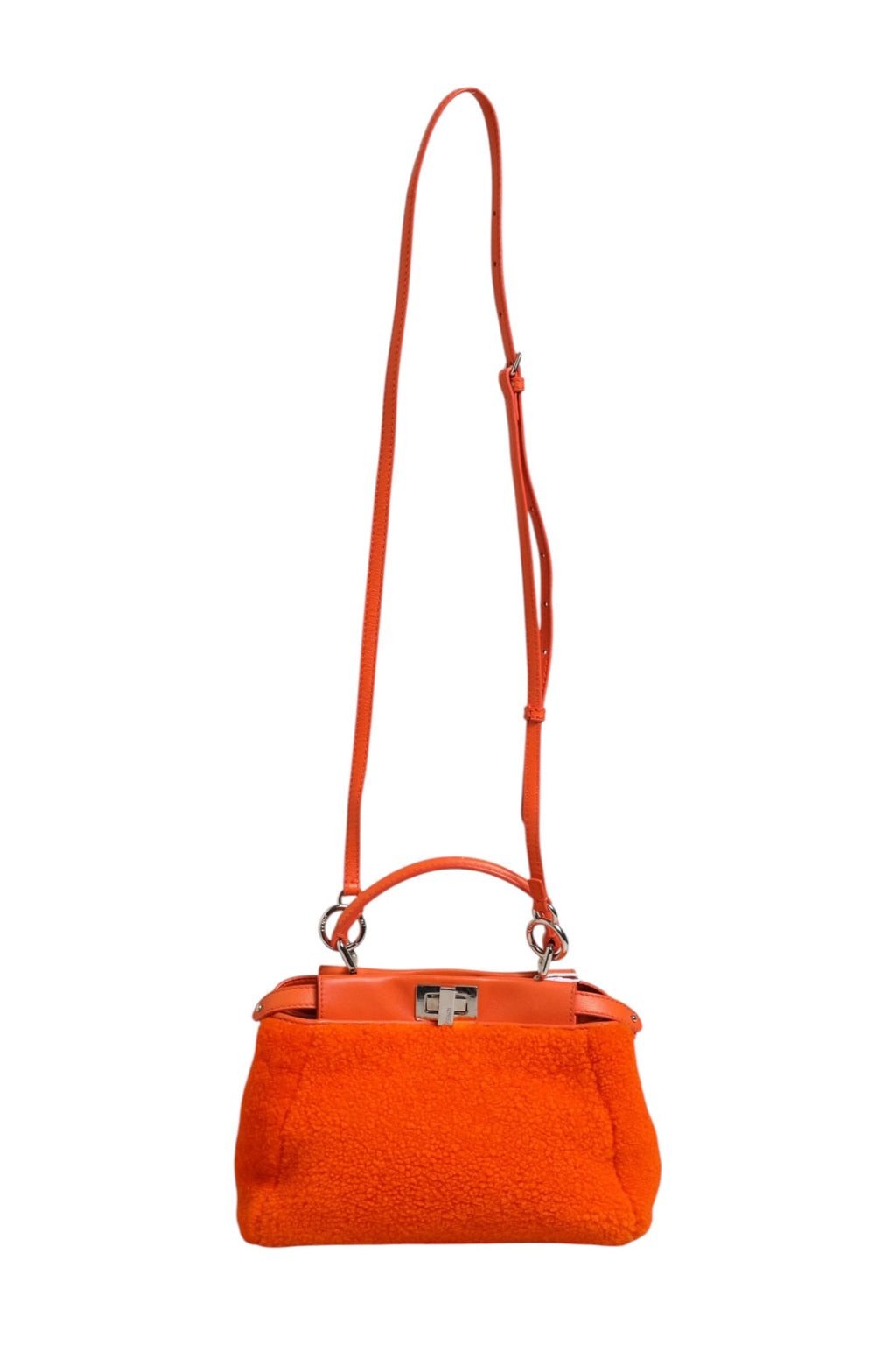 Sac à main Fendi Peekaboo mini en cuir orange et shearling, avec poignée en haut et design élégant.