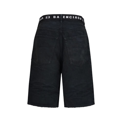 Shorts bermuda noirs en coton de la marque Balenciaga, coupe décontractée et style moderne, visibles sur le mannequin.