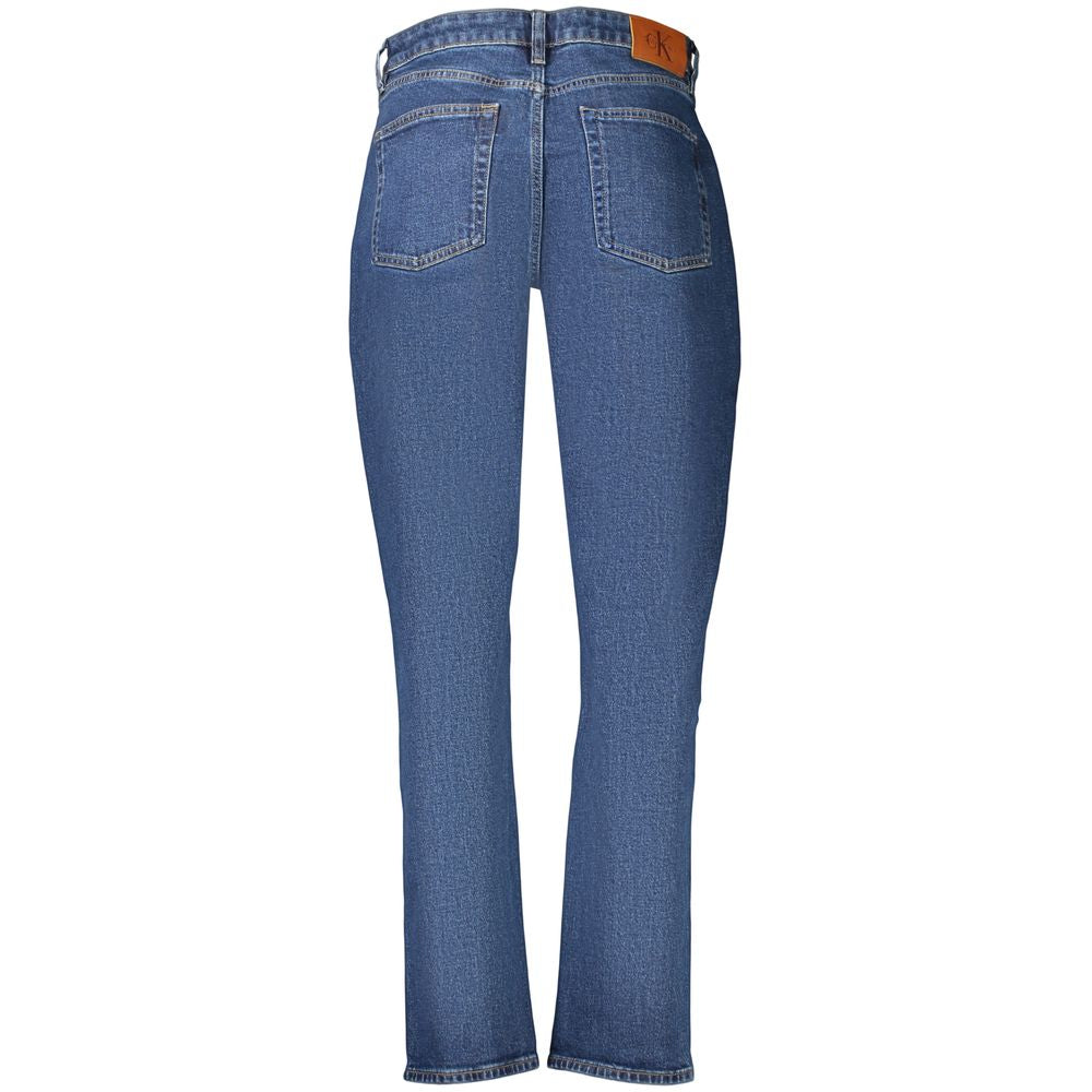 Jeans en coton bleu pour femmes de la marque Calvin Klein, coupe classique, visibles avec une coupe ajustée et coutures visibles.