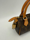 Sac à main Nano Speedy Louis Vuitton Monogram en cuir, petit modèle avec poignée en cuir et logo emblématique.