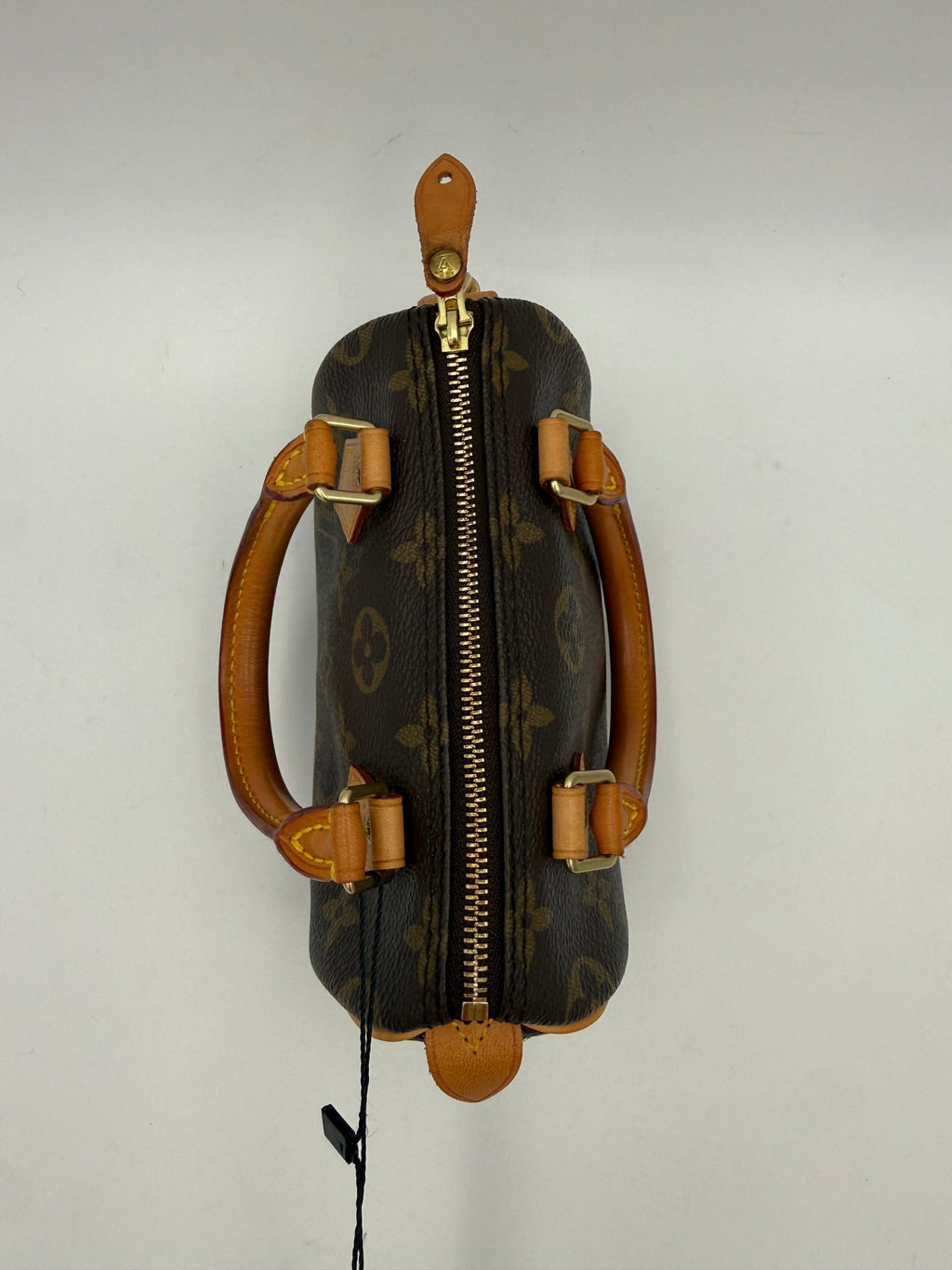 Sac à main Louis Vuitton Nano Speedy Monogram en cuir avec poignée en cuir et motif monogramme distinctif.