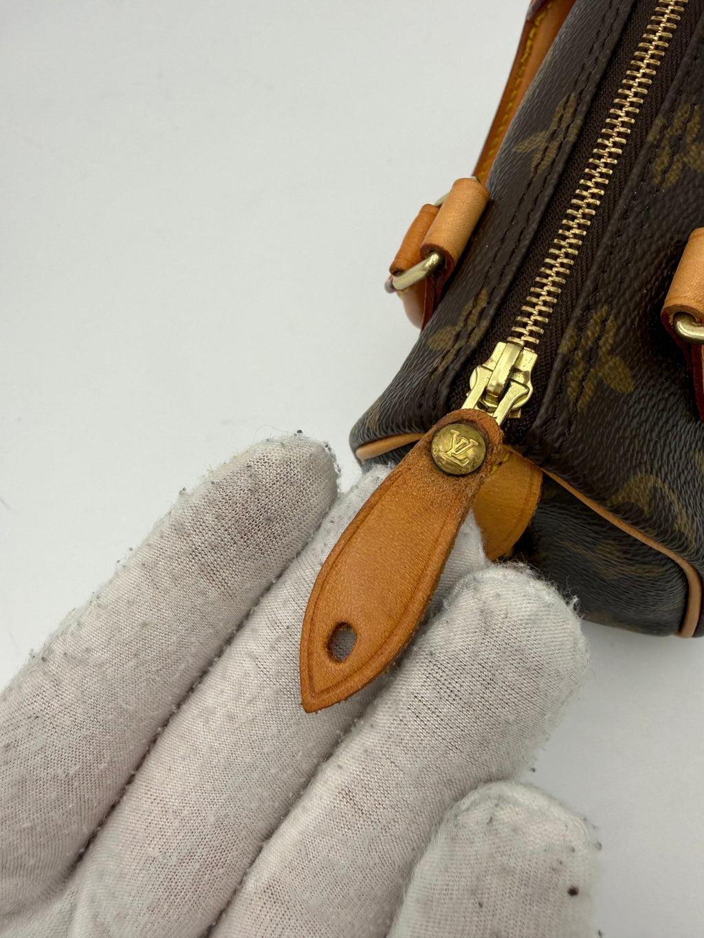 Sac à main Louis Vuitton Nano Speedy Monogram en cuir avec poignée en cuir naturel, logo Monogram, vue de face.