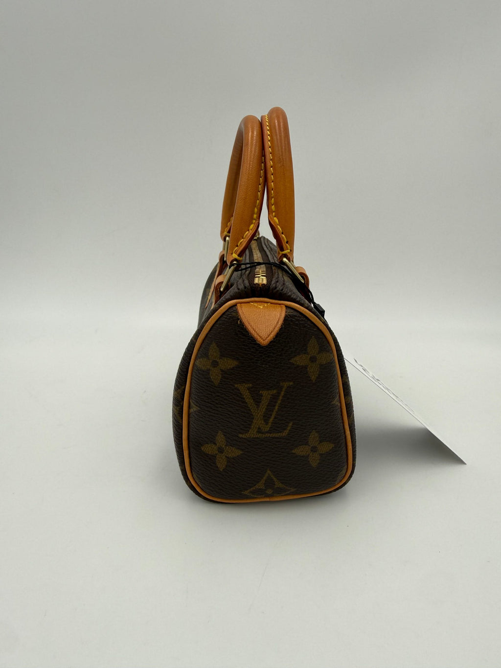 Sac à main Nano Speedy Monogram de Louis Vuitton, petit sac à poignée avec motif emblématique Louis Vuitton.