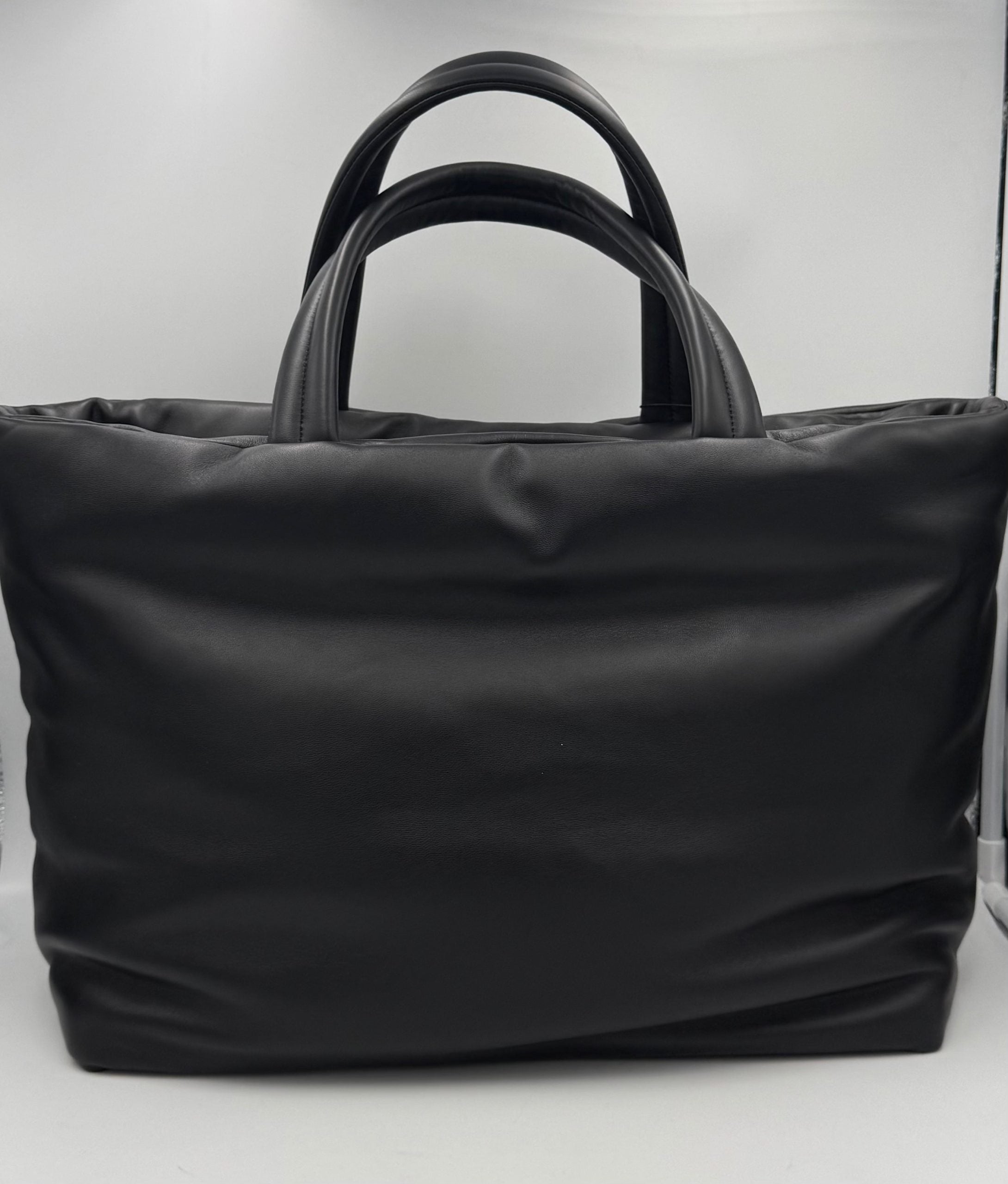 Grand sac shopping Saint Laurent en cuir d'agneau avec logo emblématique, noir et élégant, vue de face.