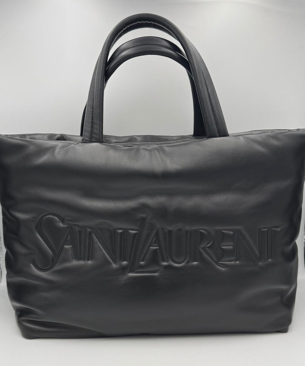 Grand sac shopping Saint Laurent SAINT LAURENT en cuir d'agneau, visible avec poignées et logo emblématique sur le devant.