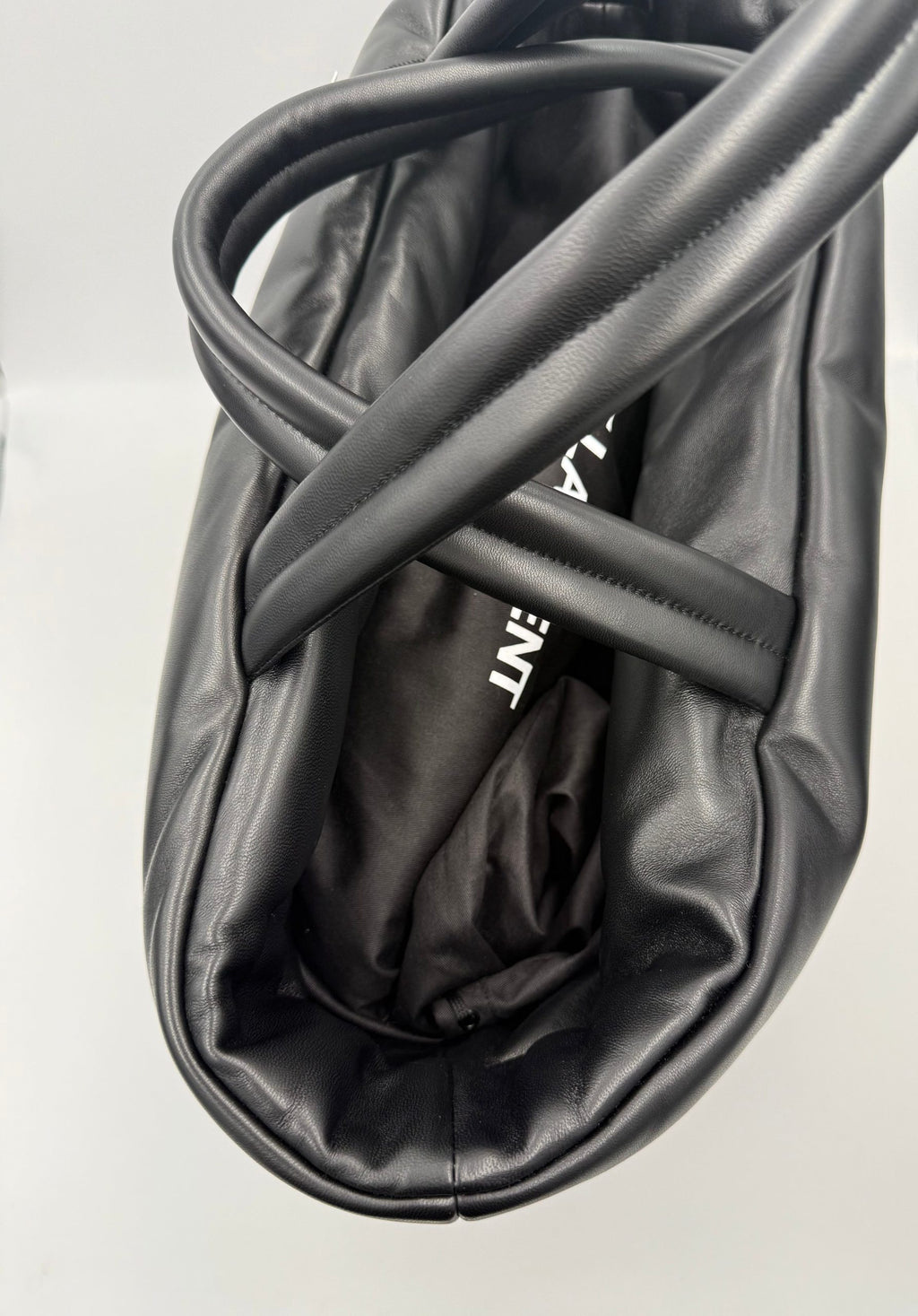 Grand sac shopping Saint Laurent en cuir d'agneau, élégant et spacieux, avec logo emblématique sur le devant.
