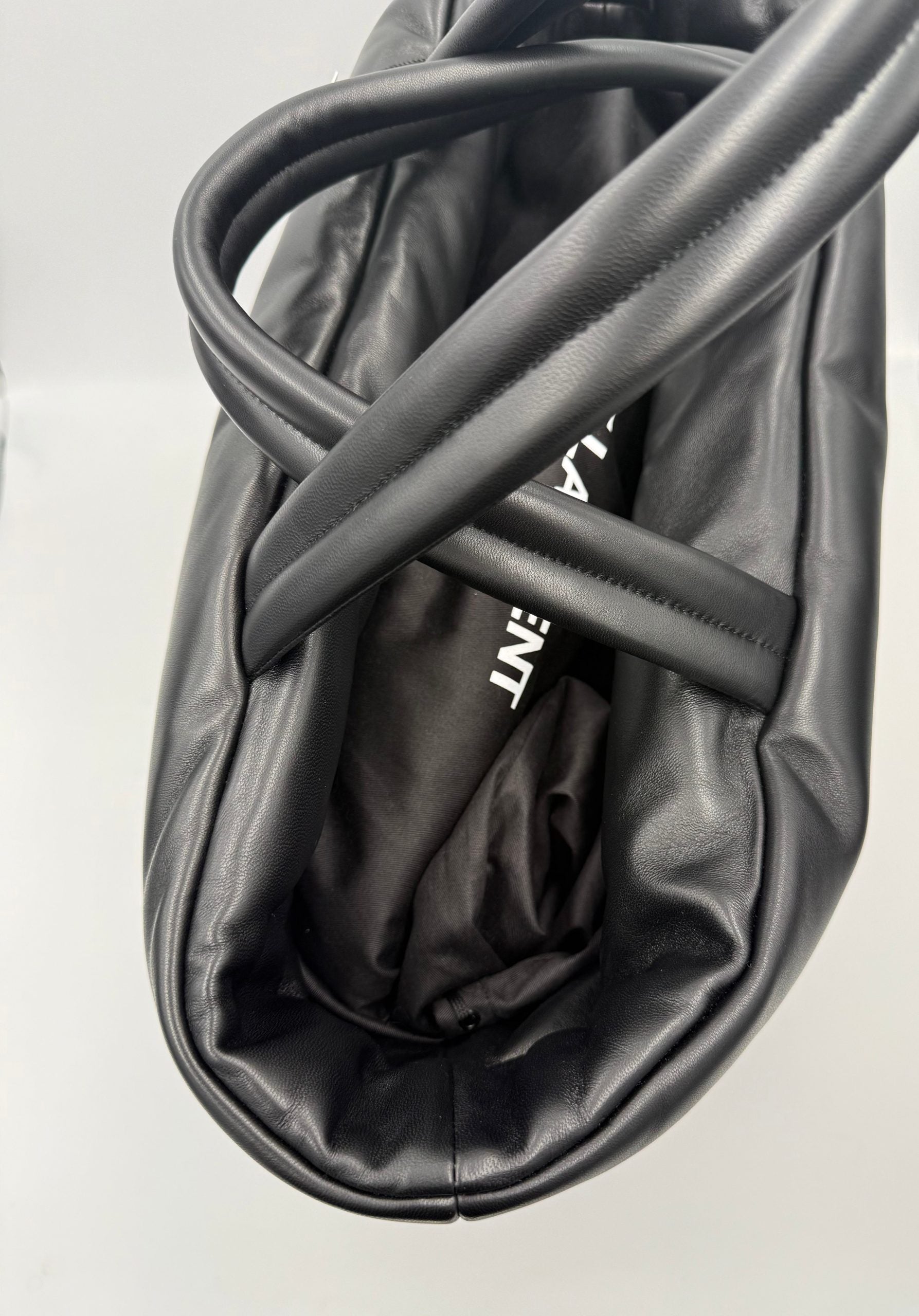 Grand sac shopping Saint Laurent en cuir d'agneau, élégant et spacieux, avec logo emblématique sur le devant.