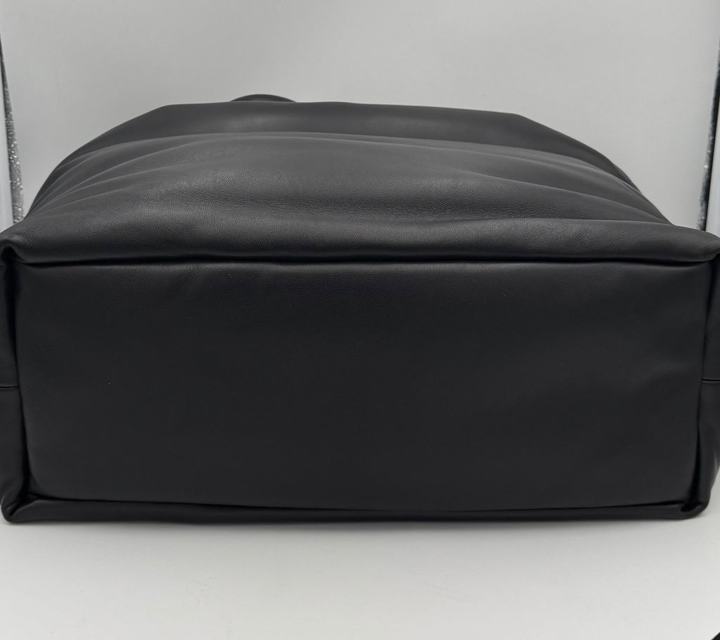 Grand sac shopping Saint Laurent SAINT LAURENT en cuir d’agneau, élégant et spacieux, avec logo discret et poignées robustes
