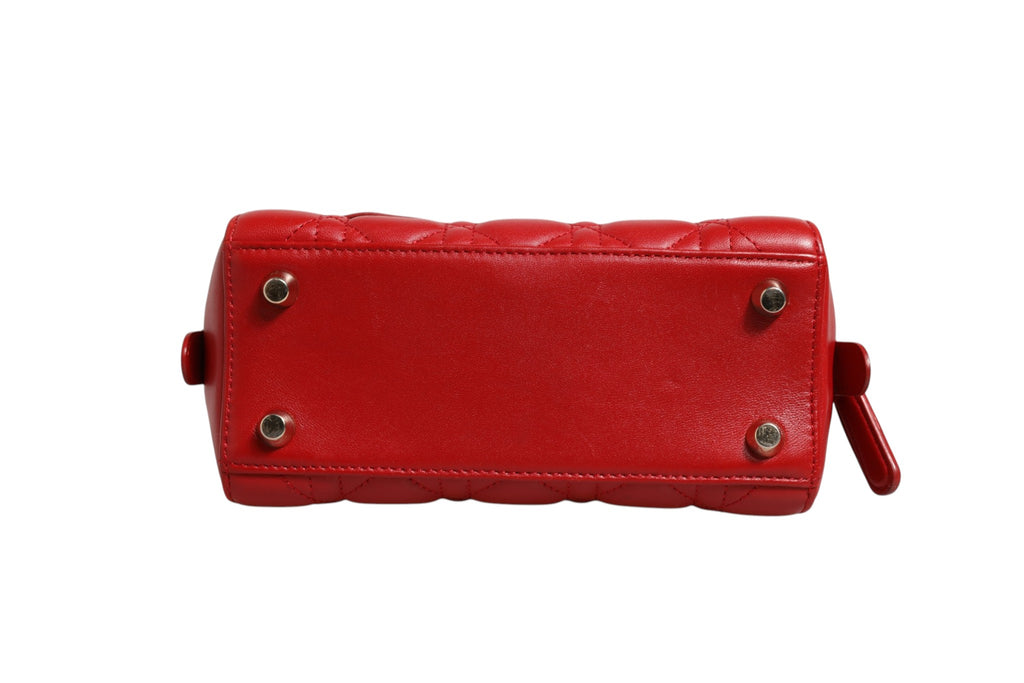 Petit sac Dior Toujours noir en veau macrograin, avec poignée en cuir et détails élégants, de la marque Christian Dior.