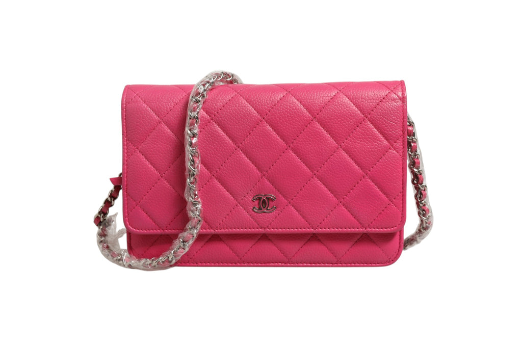 Portefeuille Chanel en cuir d'agneau rose matelassé avec chaîne argentée, élégant et compact pour femmes.