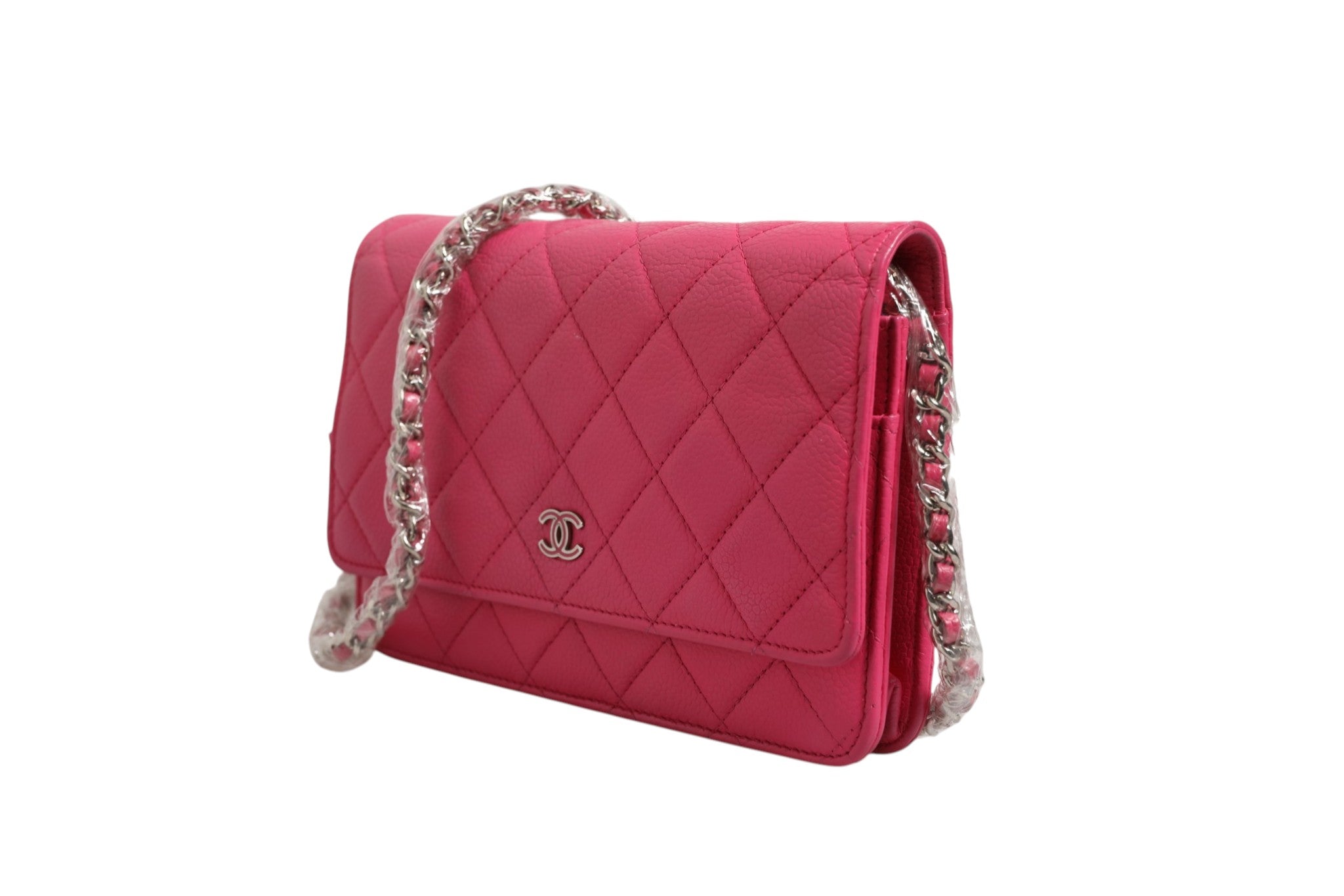Portefeuille Chanel en cuir d'agneau matelassé rose avec chaîne argentée, élégant et compact pour femmes.