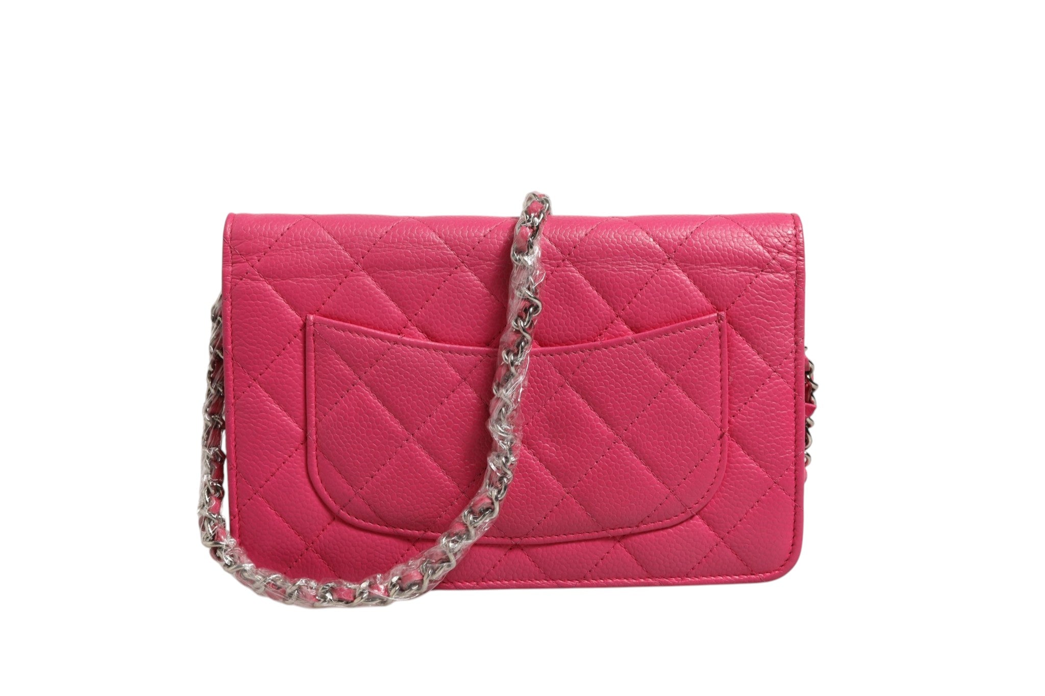 Portefeuille Chanel en cuir d'agneau matelassé rose avec chaîne argentée, format WOC, élégant et sophistiqué.