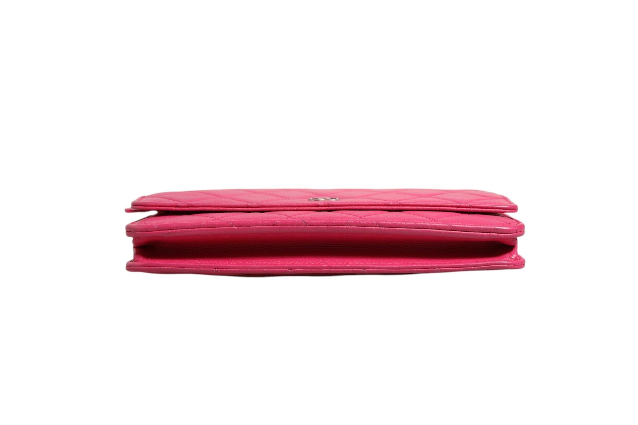 Portefeuille Chanel en cuir d’agneau matelassé rose avec chaîne argentée, élégant et compact, idéal pour la journée et la soirée.
