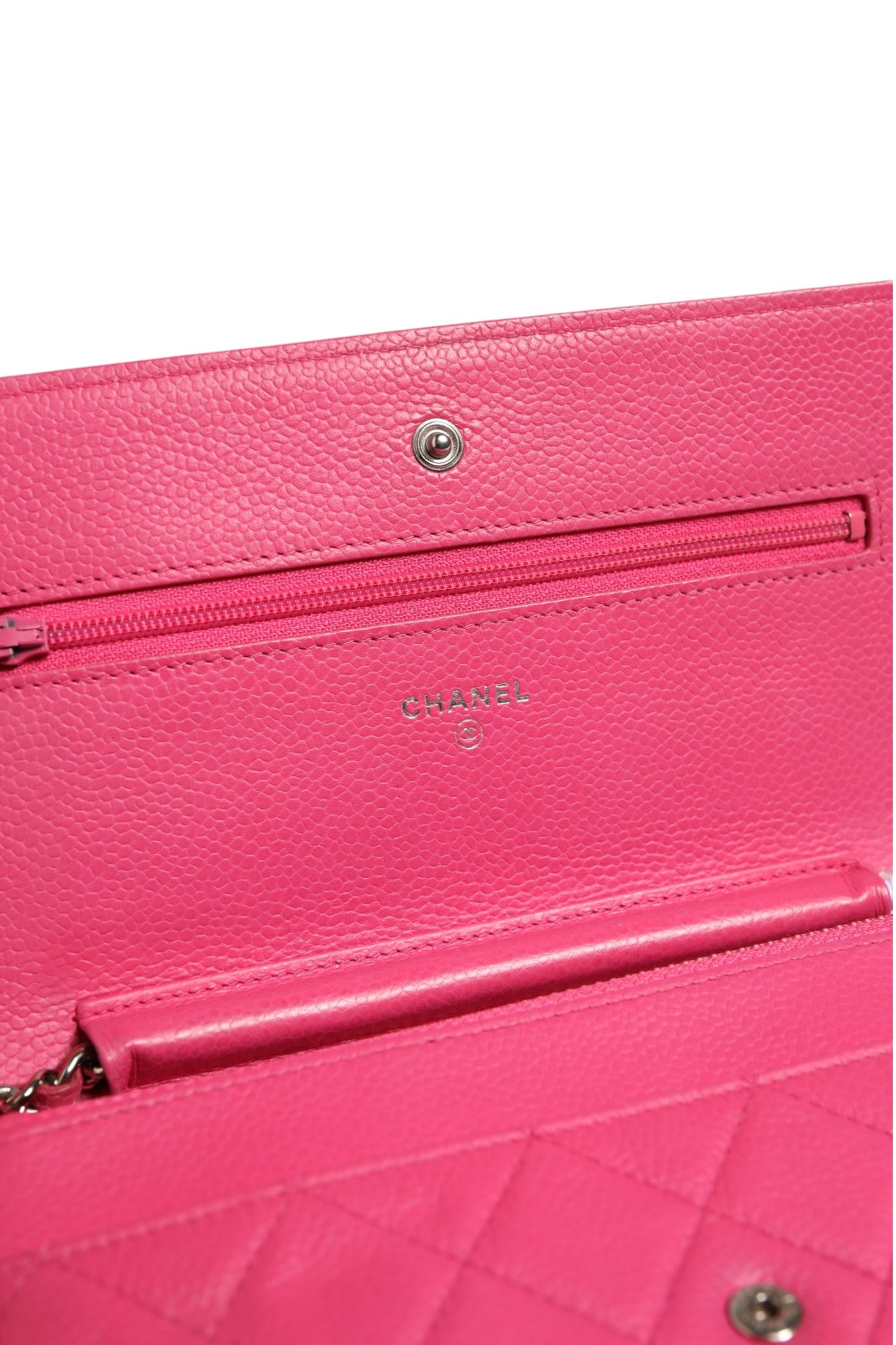 Portefeuille Chanel en cuir d'agneau matelassé rose avec chaîne argentée, petit format élégant et sophistiqué.