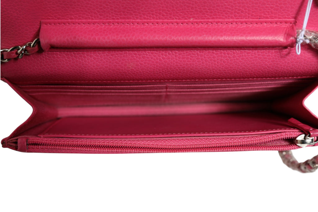 Portefeuille en cuir d'agneau matelassé rose Chanel avec chaîne argentée, élégant et compact, idéal pour le quotidien.