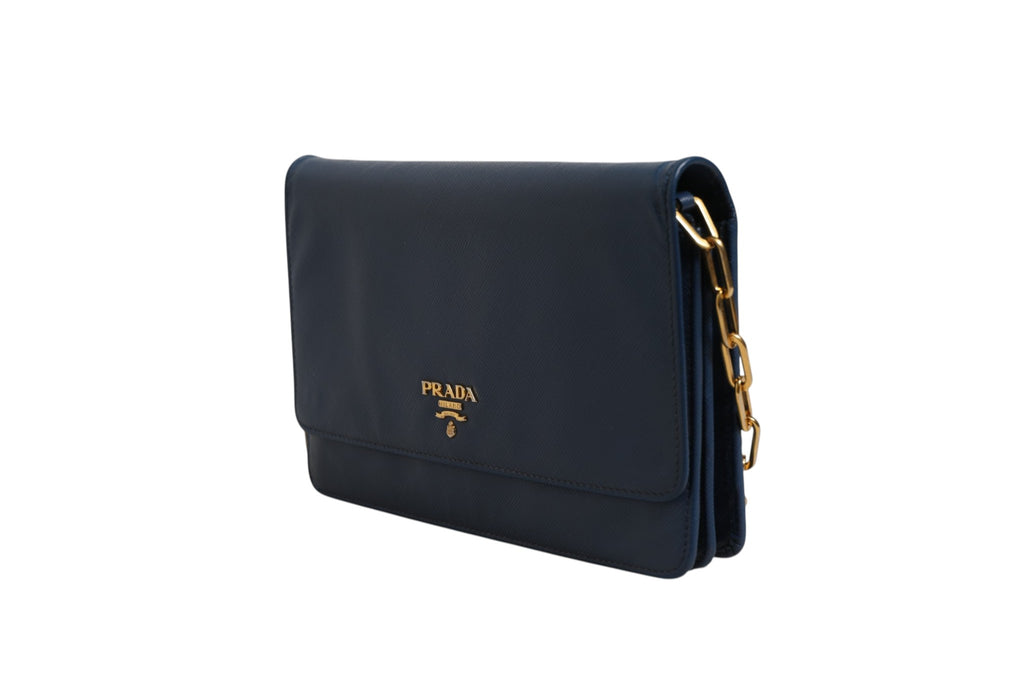 Portefeuille Prada en cuir Saffiano bleu avec chaîne, sac pochette élégante et compacte pour femmes.