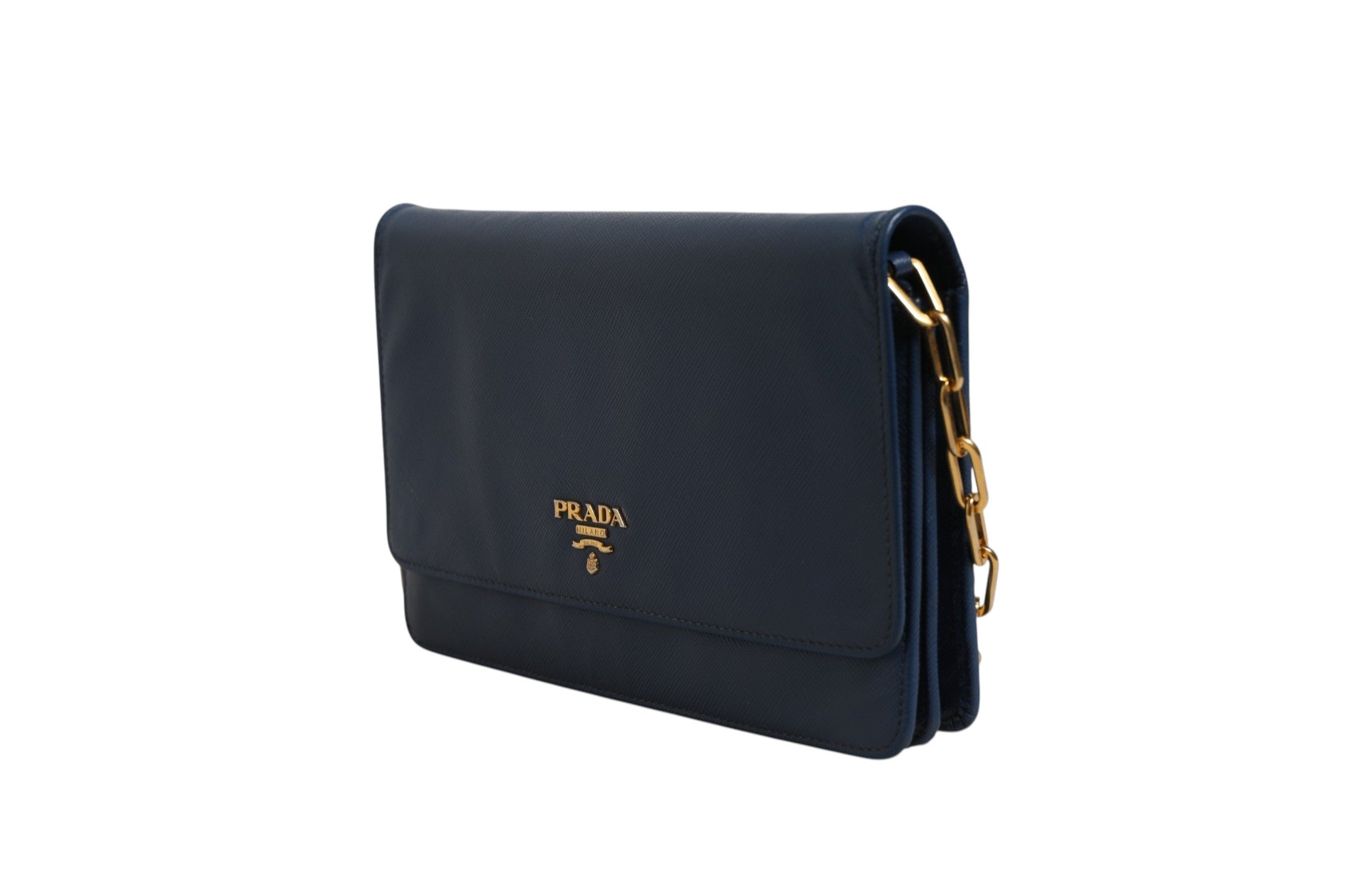 Portefeuille Prada en cuir Saffiano bleu avec chaîne, sac pochette élégante et compacte pour femmes.