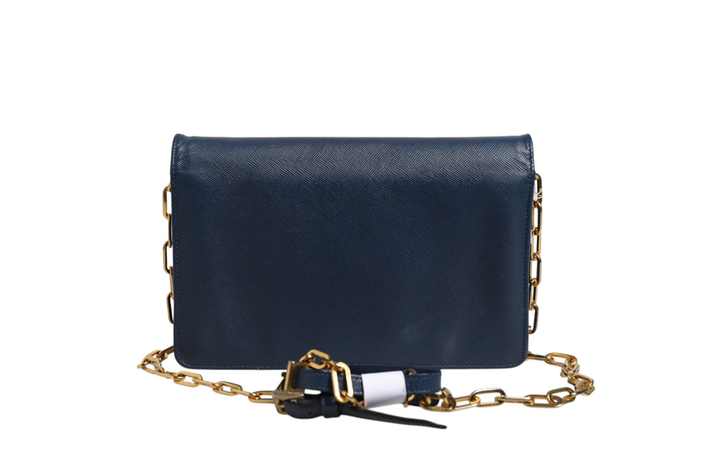 Pochette Prada en cuir saffiano bleu avec chaîne, style portefeuille, élégante et sophistiquée.