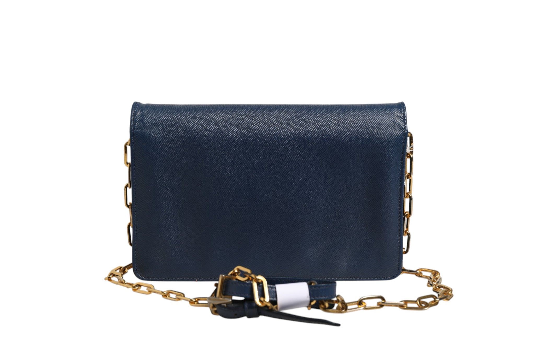 Pochette Prada en cuir saffiano bleu avec chaîne, style portefeuille, élégante et sophistiquée.
