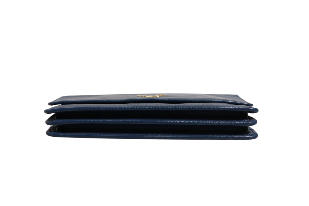 Portefeuille Prada en cuir Saffiano bleu avec chaîne, sac pochette élégant et compact, idéal pour sortir.