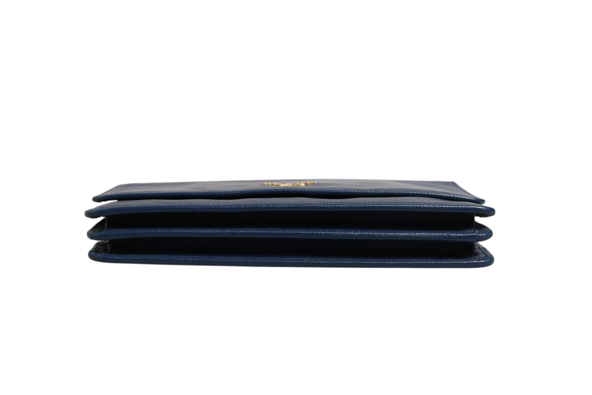 Portefeuille Prada en cuir Saffiano bleu avec chaîne, sac pochette élégant et compact, idéal pour sortir.