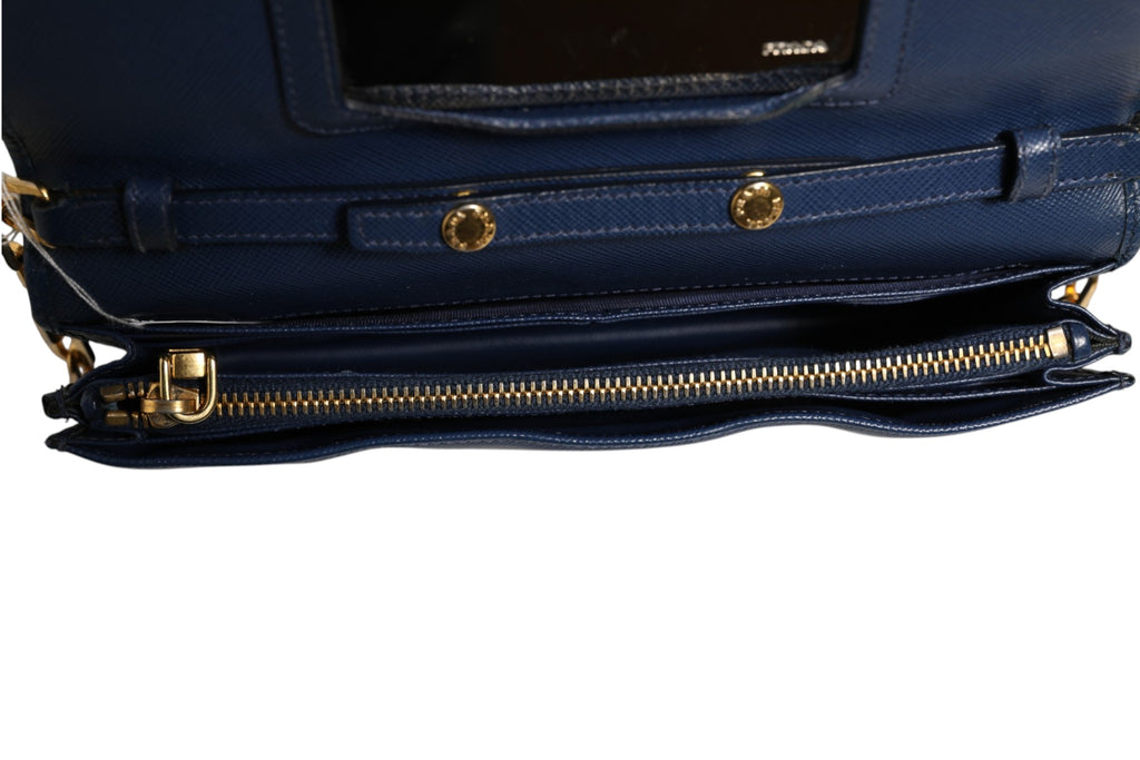 Portefeuille Prada en cuir Saffiano bleu avec chaîne, clutch élégant et compact, idéal pour le soir et les occasions spéciales.